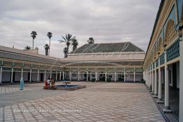 Image du Maroc Professionnelle de  Le Palais de la Bahia se trouve au sud de la Médina de Marrakech près de la Casbah non loin du quartier juif le Mellah. Il fut construit vers 1867 par Si Moussa, puissant et richissime grand Vizir du Sultan Hassan Ier. Durant le règne, Ahmed ben Moussa fils héritier successeur de Si Moussa fait agrandir la partie sud de ce palais officiel, ou il réside avec ses femmes et ses 24 concubines, et leurs nombreux enfants. Le palais est baptisé du nom de sa maîtresse favorite, la B?hiya. Mercredi 21 Août 1997. (Photo / Abdeljalil Bounhar) 